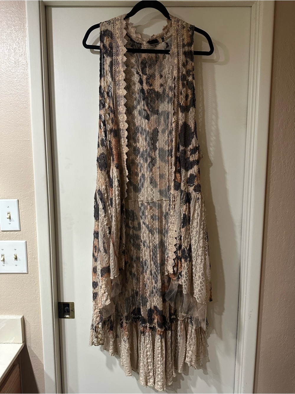 Sleeveless High-Low Animal Print Lace Vest in Beige and Black